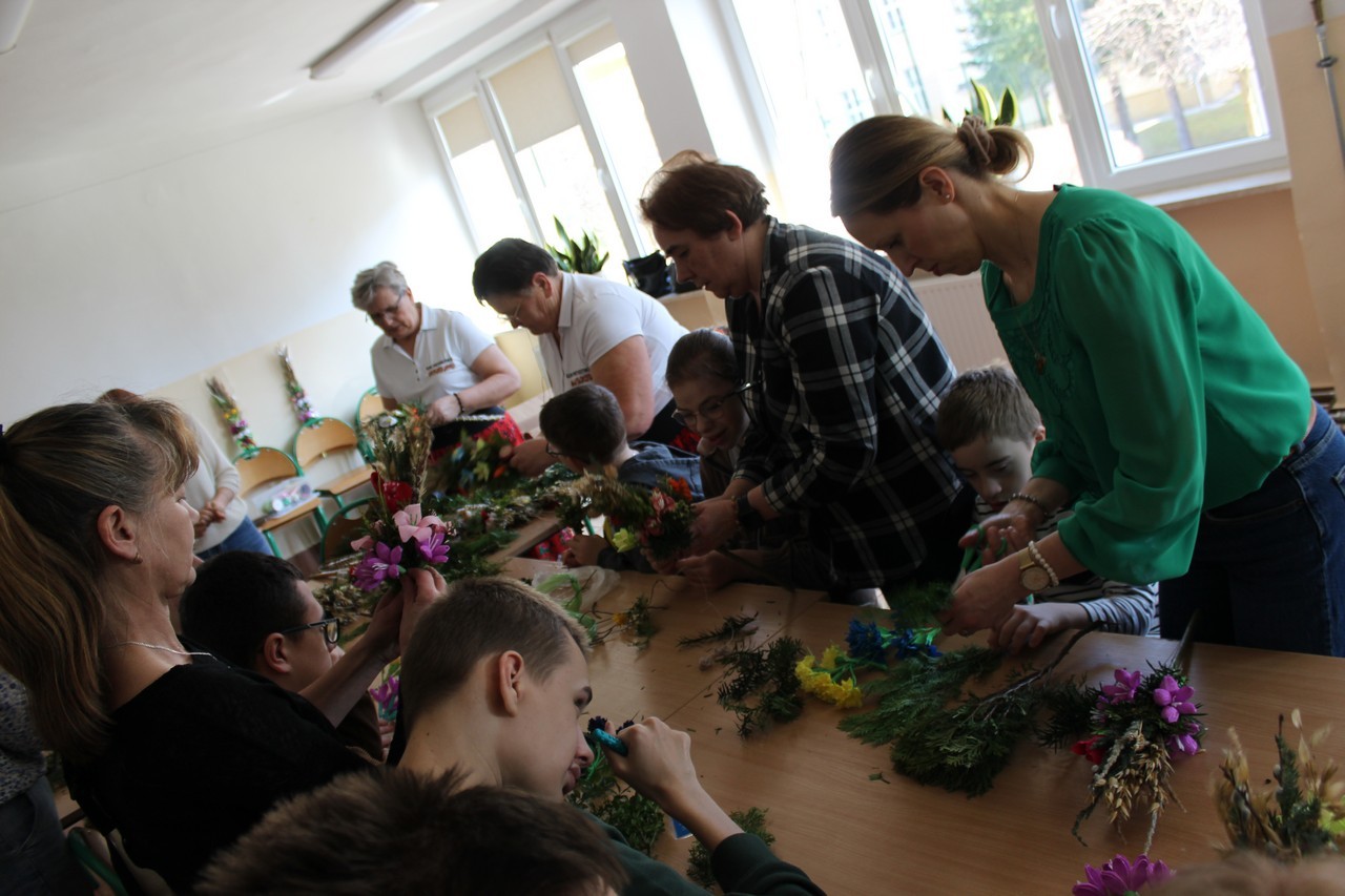 Warsztaty zdobienia palm wielkanocnych – tradycja przekazywana z pokolenia na pokolenie